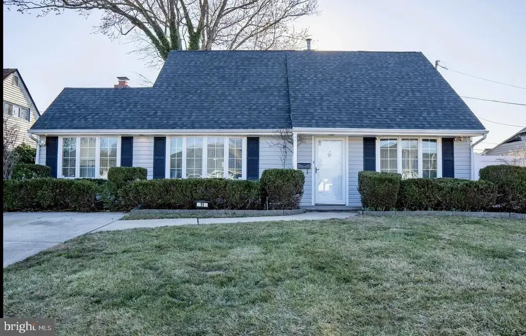 11 Jester Ln, LEVITTOWN