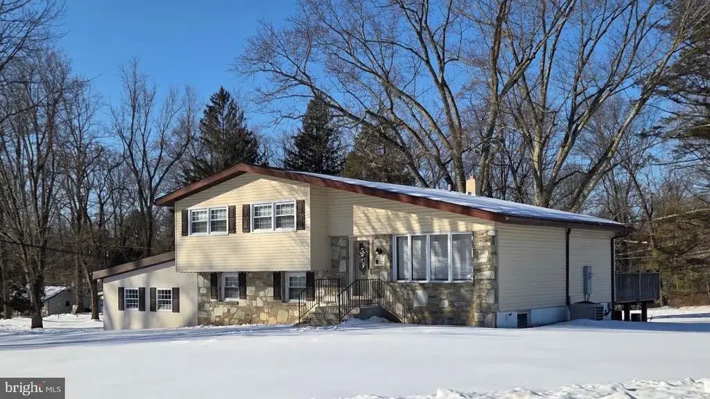 84 Upland Dr, SOUTHAMPTON