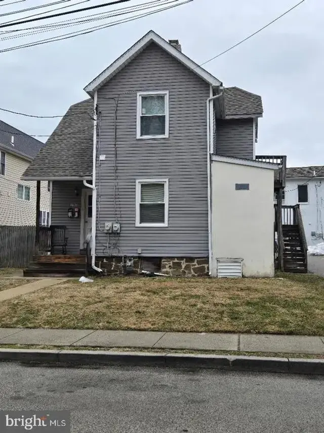 207 S Locust St, Ambler