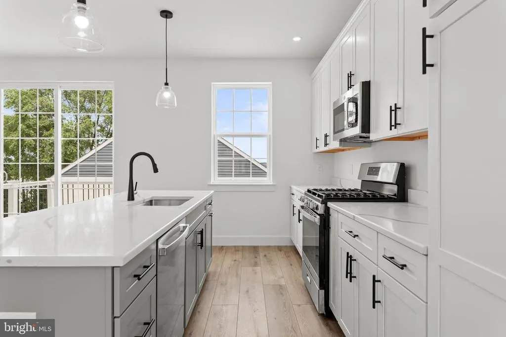 213 W Eighth St, BRIDGEPORT