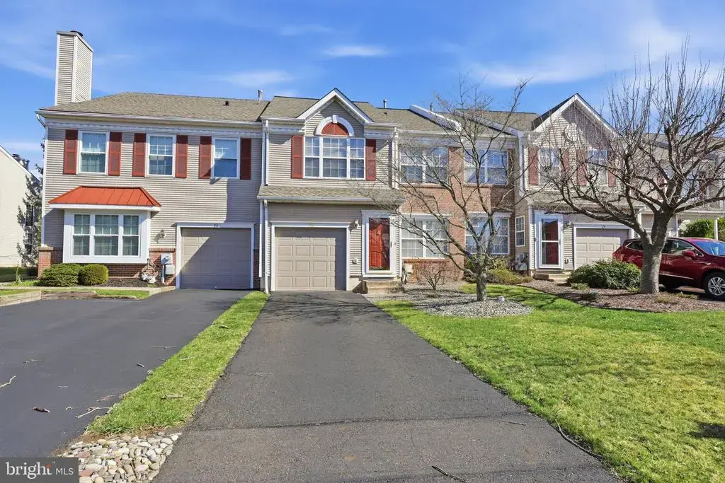 25 Honey Locust Ln, NEWTOWN