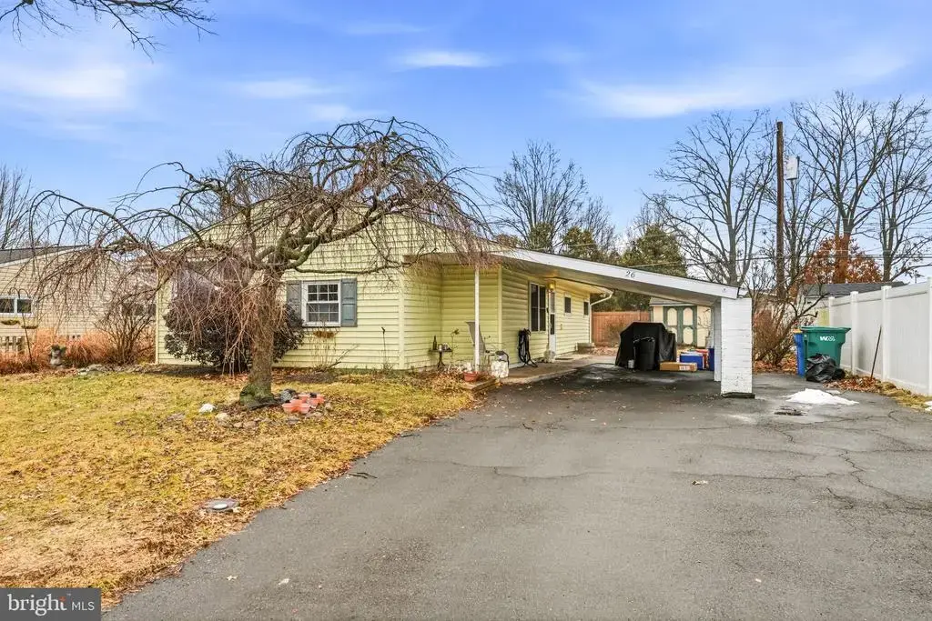 26 Old Spruce Ln, LEVITTOWN