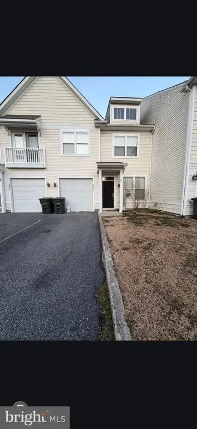303 Schooner Ln #102, Berlin