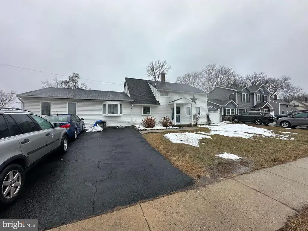 56 Goldenridge Dr, LEVITTOWN