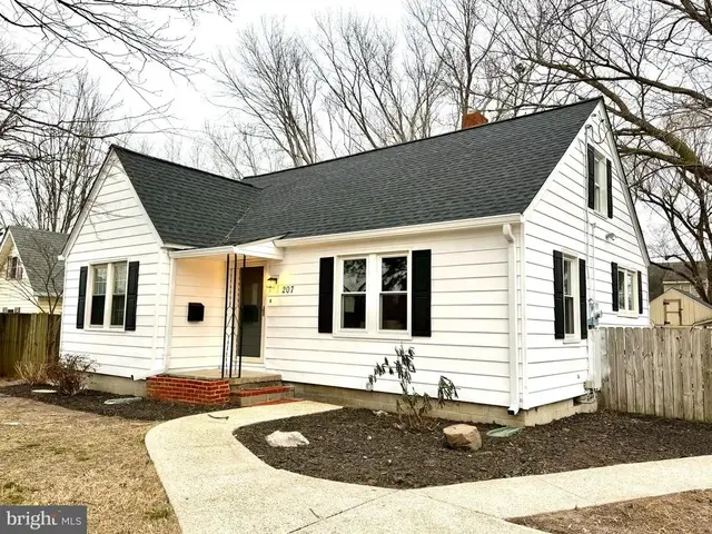 207 Elm Dr, Seaford
