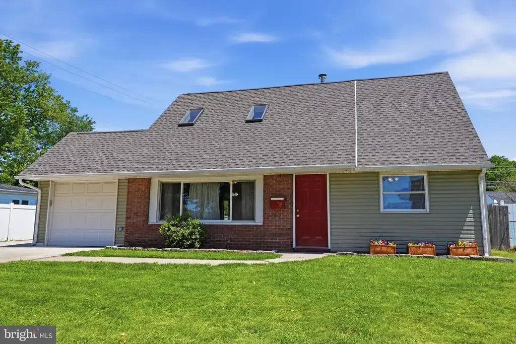 18 Kentucky Ln, LEVITTOWN