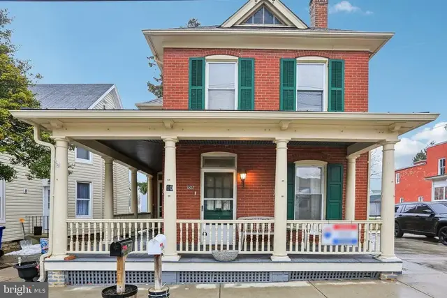 10 N Main St, Woodsboro