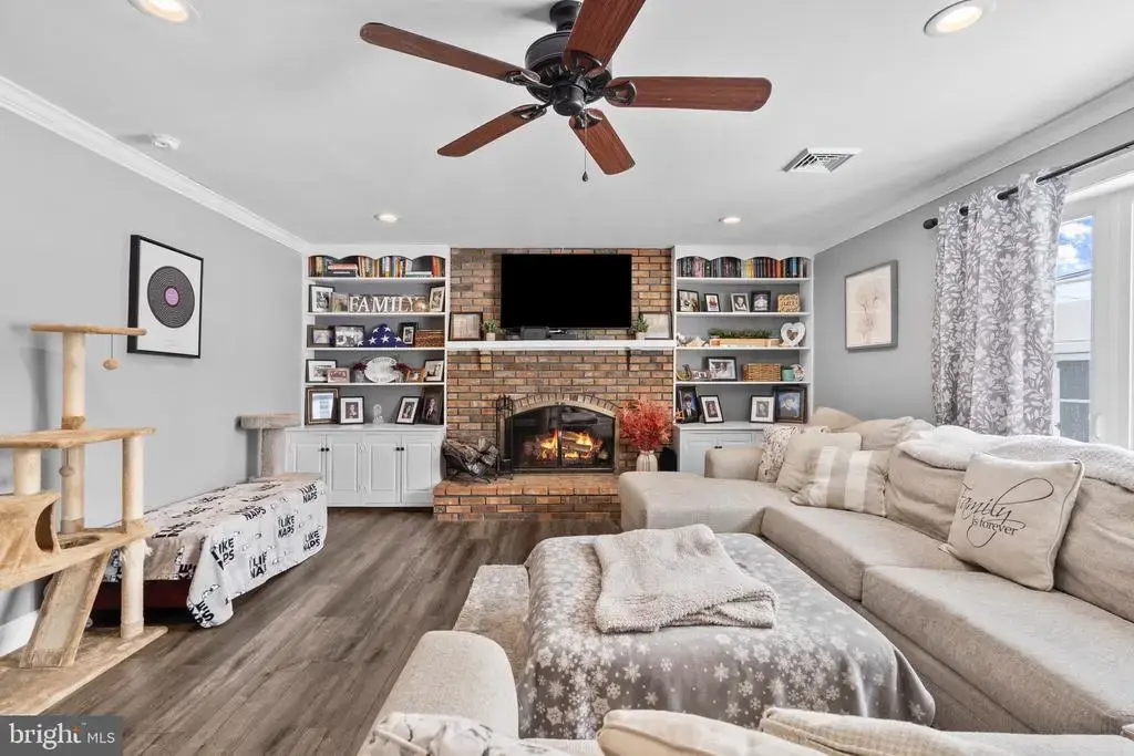 9 Honey Locust Rd, LEVITTOWN