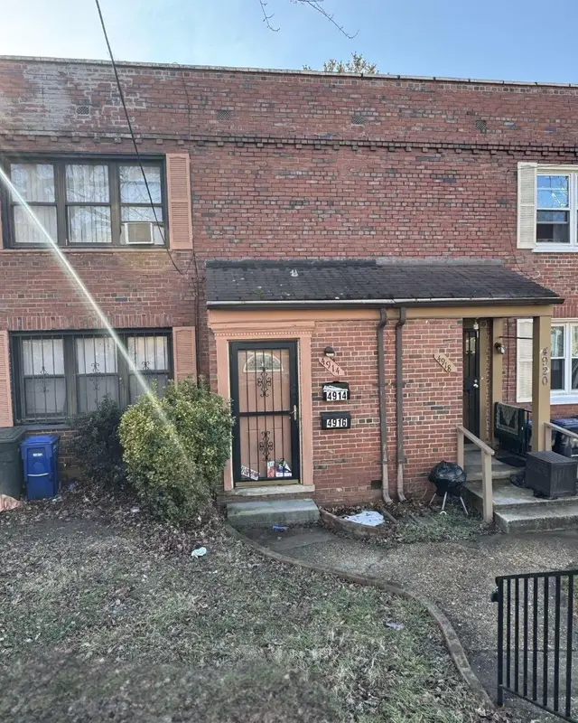 4914-4916 Just St Ne, Washington