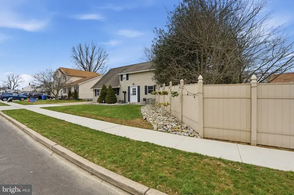 10 Inbrook Rd, LEVITTOWN