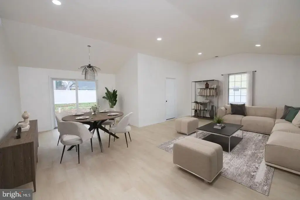 30 Mistletoe Ln, LEVITTOWN
