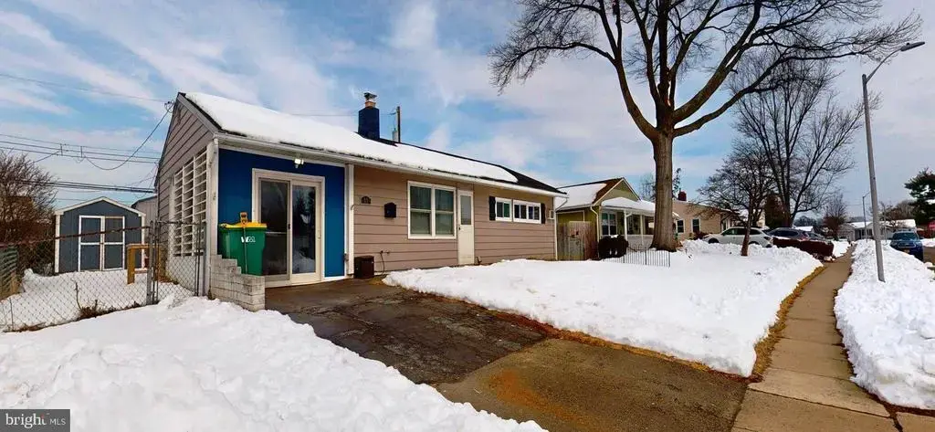 11 Easter Ln, LEVITTOWN
