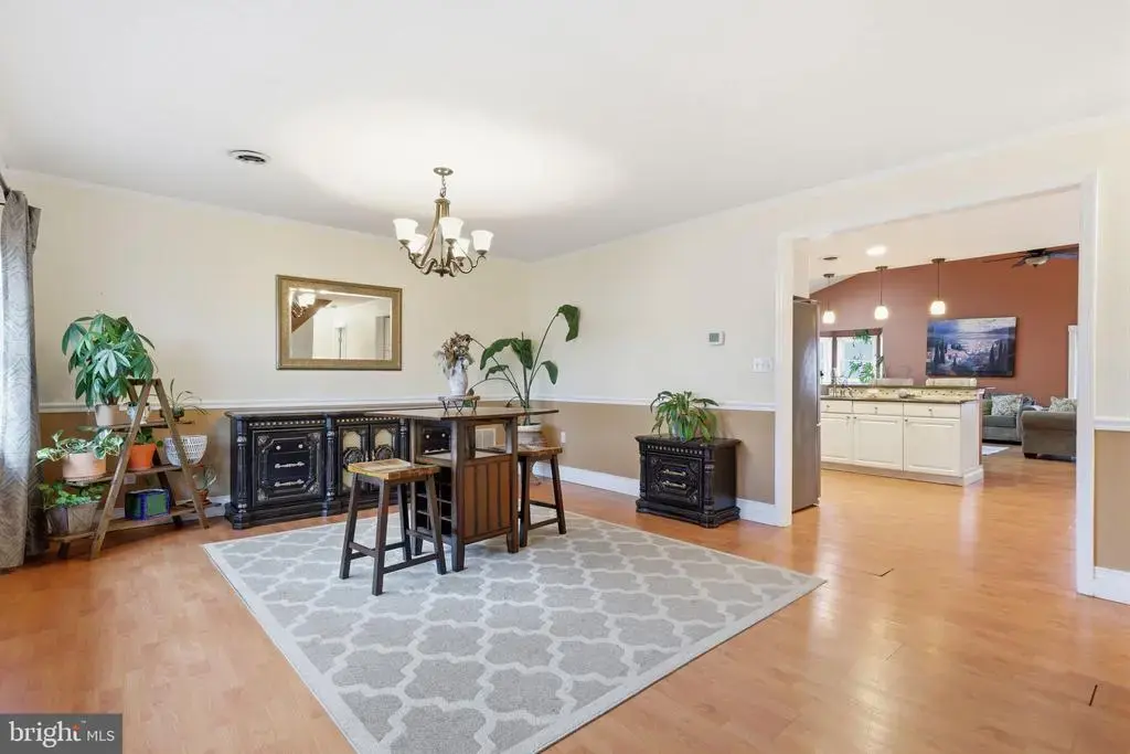 9 Harmony Rd, LEVITTOWN