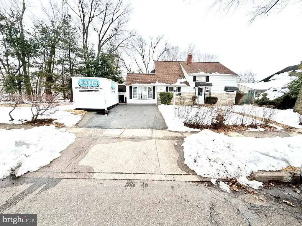 20 Neptune Ln, LEVITTOWN