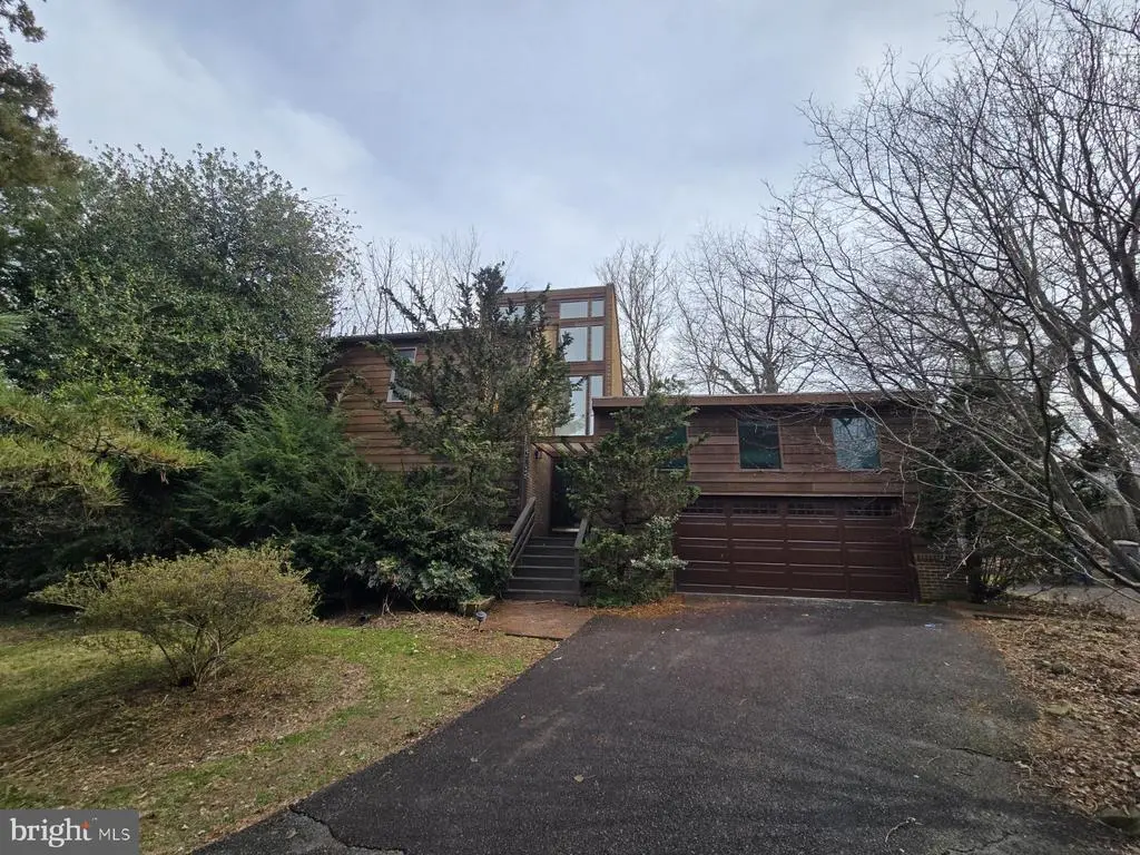 1528 Pathfinder Ln, MCLEAN