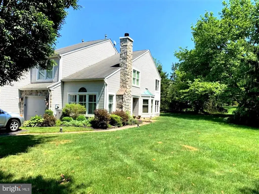 17 Randolph Ct, NEWTOWN