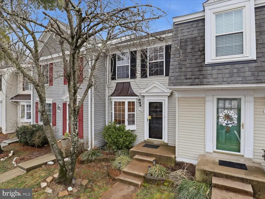 14 Marian Ct, STERLING