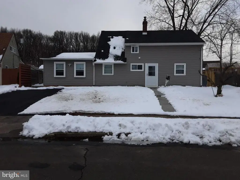 12 Ring Ln, LEVITTOWN