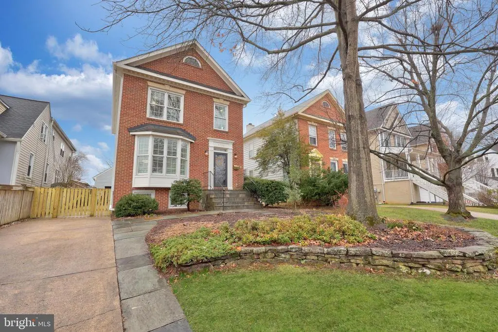 5716 7th St N, ARLINGTON