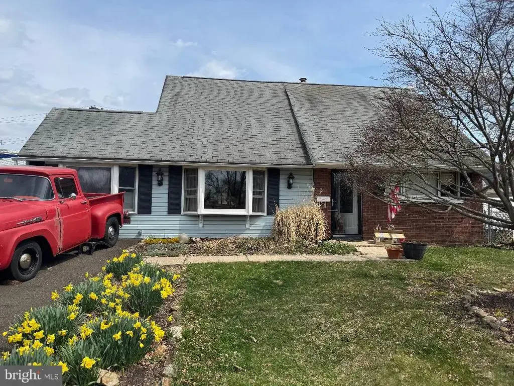 46 Trail Rd, LEVITTOWN