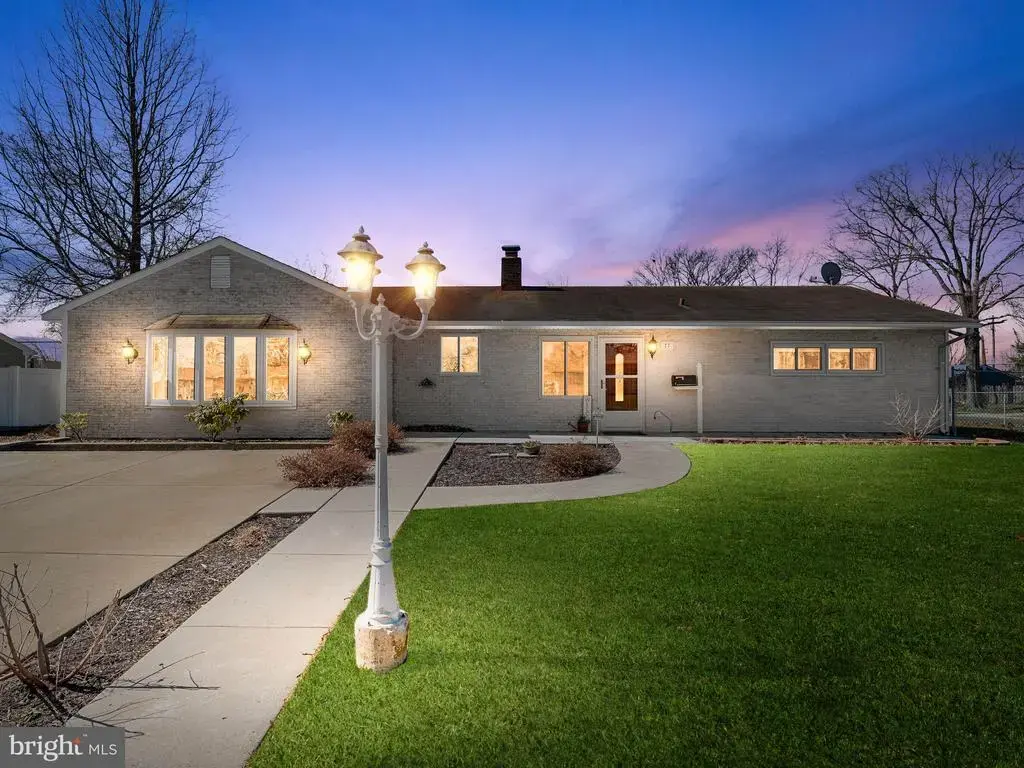 77 Gaping Rock Rd, LEVITTOWN