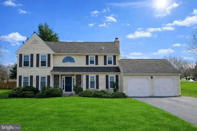4 Sunrise Dr, Newark