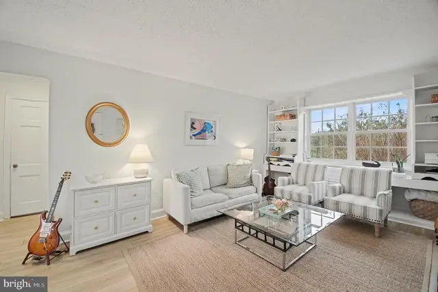 1632 W Abingdon Dr #302, Alexandria