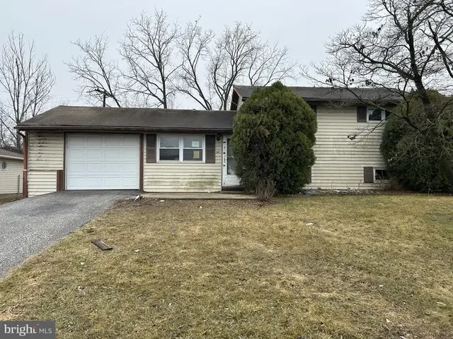 3140 Lark Dr, York