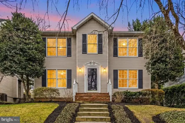 8 Wyoming Ct, Bethesda