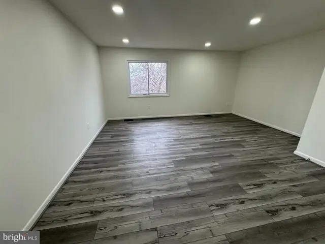 1126 Barnaby Ter Se, Washington