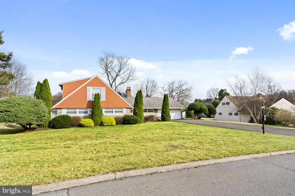 232 Forsythia Dr S #s, LEVITTOWN