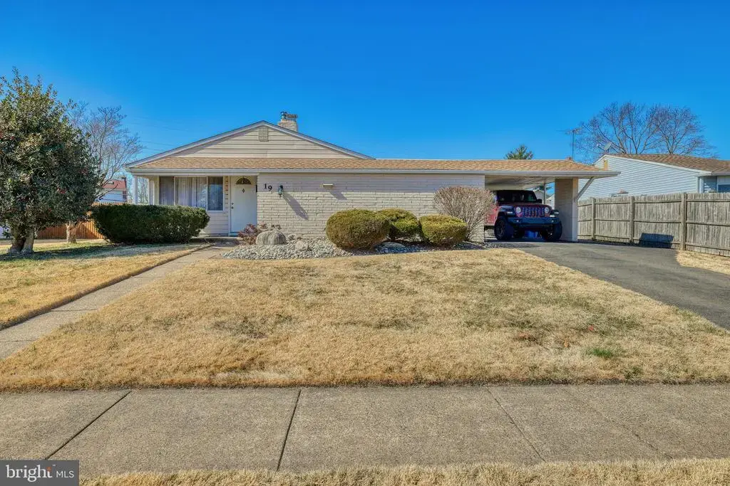 19 Dewberry Ln, LEVITTOWN