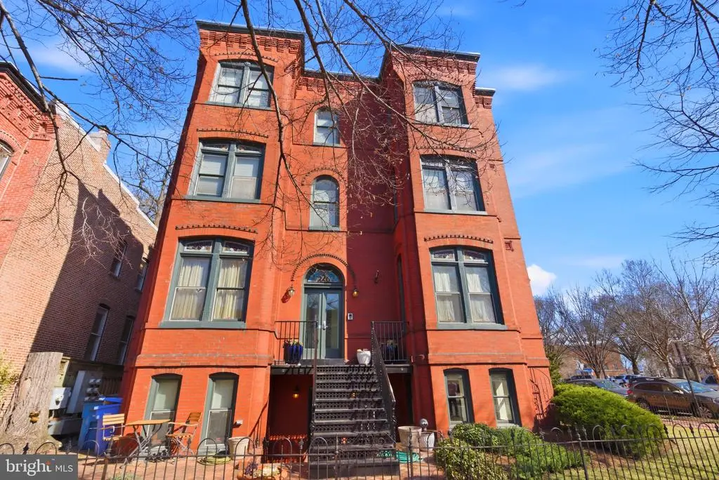 226 5th St Se #102, Washington