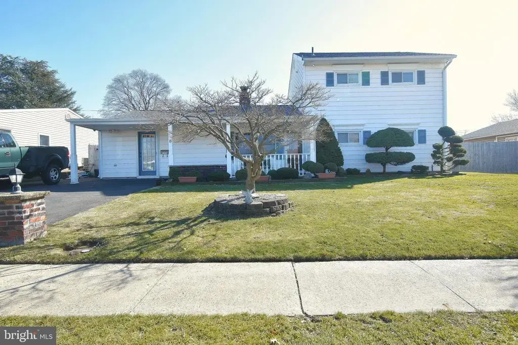 8 Summer Ln, LEVITTOWN