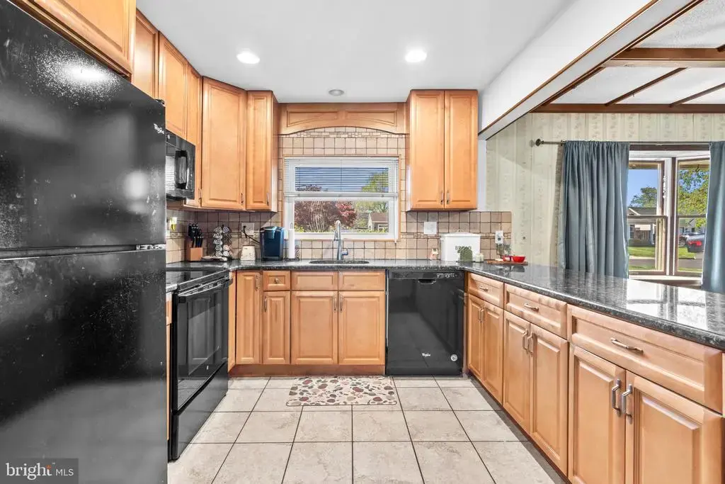 58 Nearwood Ln, LEVITTOWN