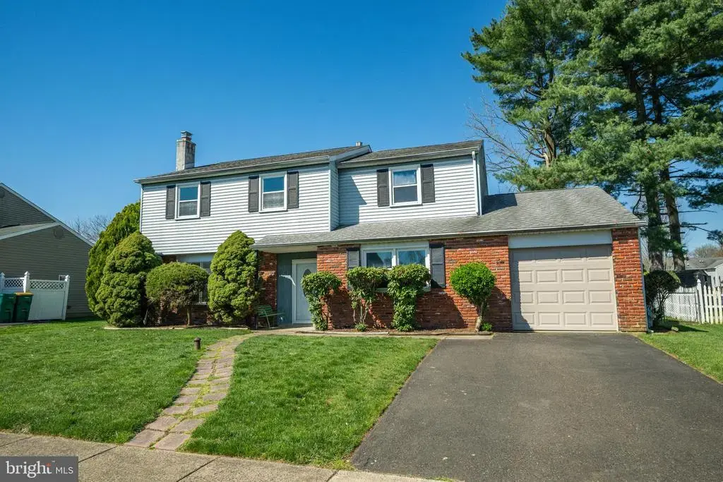 11 Maplewood Dr, LEVITTOWN