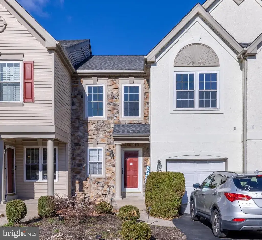 104 Shannon Ct, WARWICK