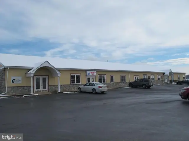 684 W Main St, New Holland