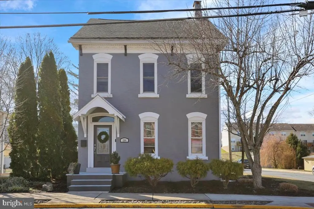 204 E High St, WOMELSDORF