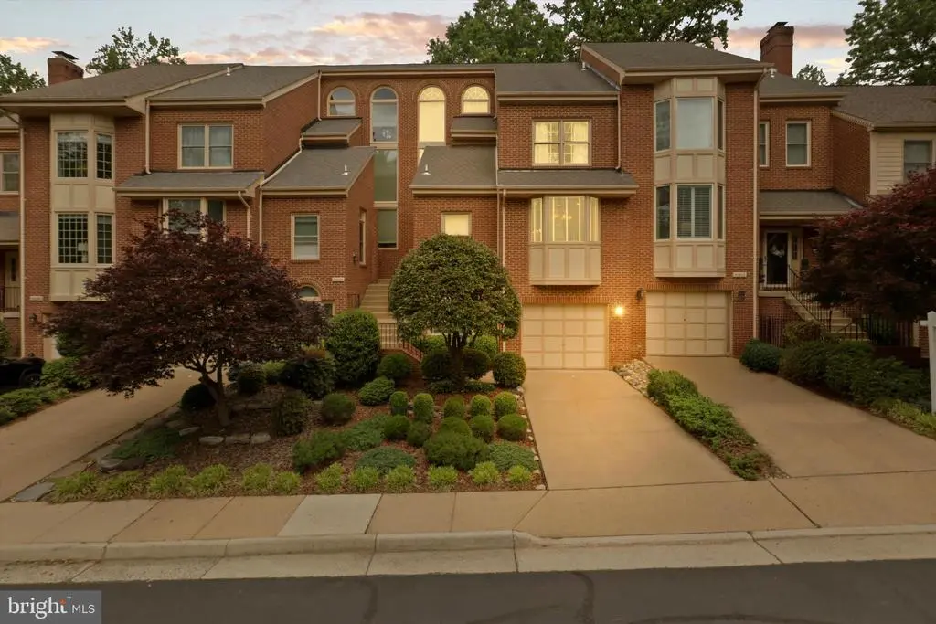 10204 Aspen Willow Dr, FAIRFAX