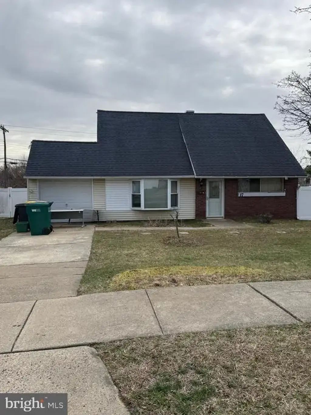 17 Tulip Tree Rd, LEVITTOWN