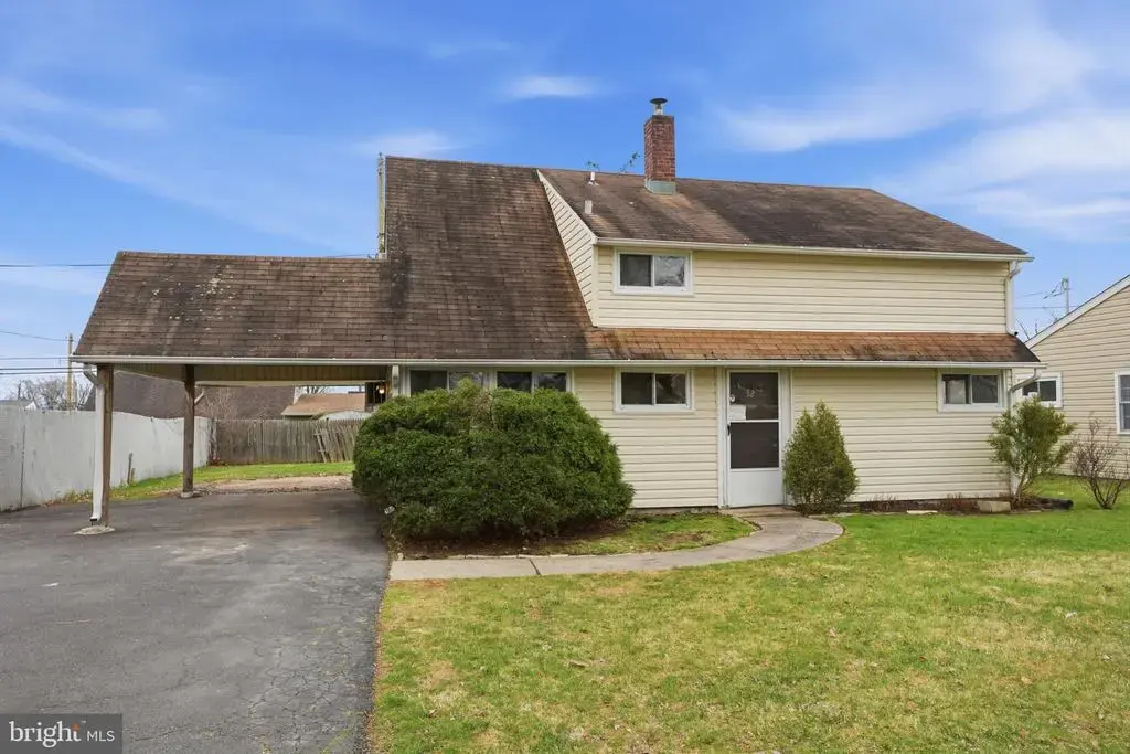 52 Inland Rd, LEVITTOWN