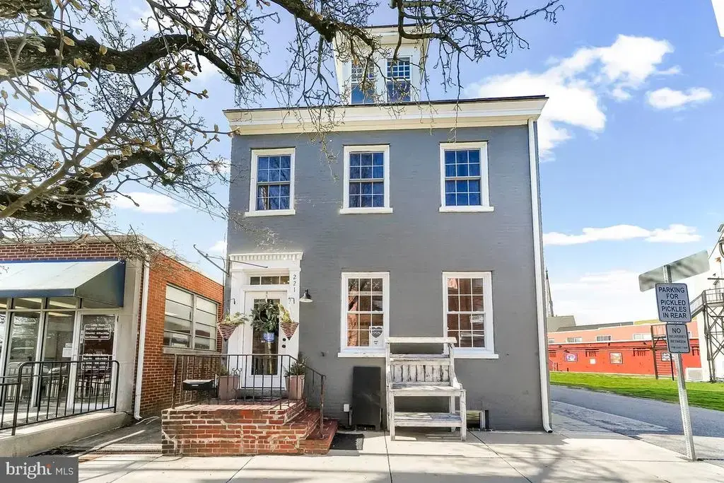 221 E Locust St, OXFORD