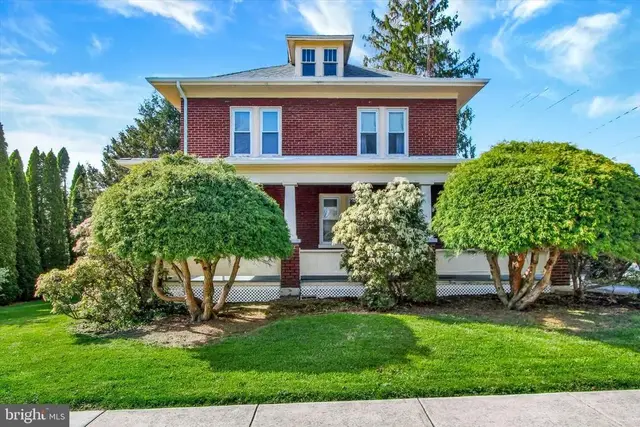 106 S 4th St, Mount Wolf