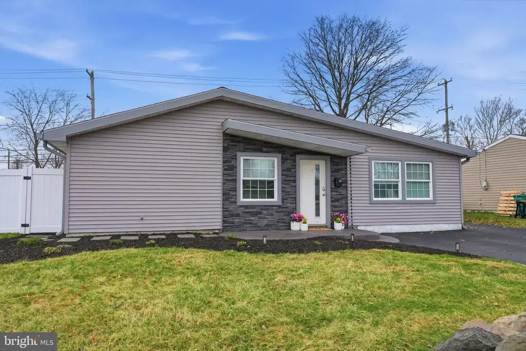 21 Border Rock Rd, LEVITTOWN