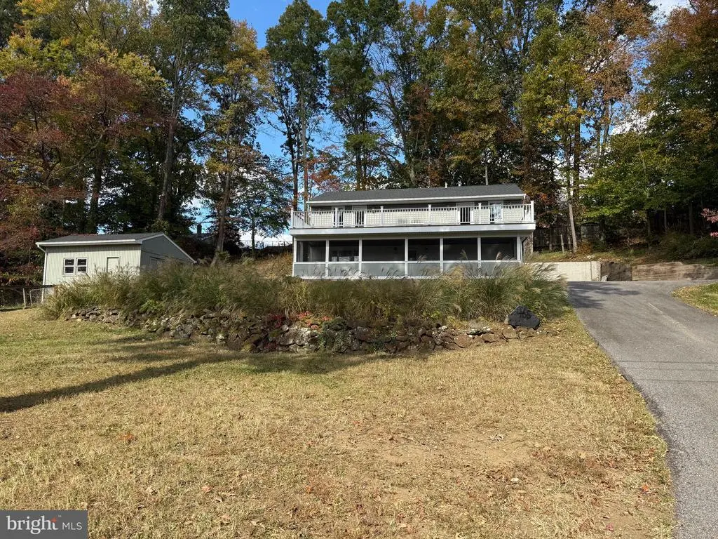 453 Walnut Dr, Edgewater