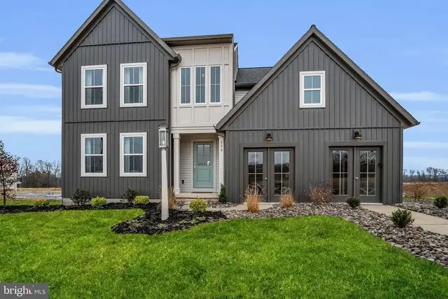 530 Coral Bells Dr, Mechanicsburg