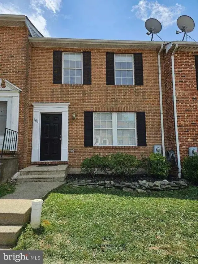 104 S Oak Cliff Ct S, Mt. Airy