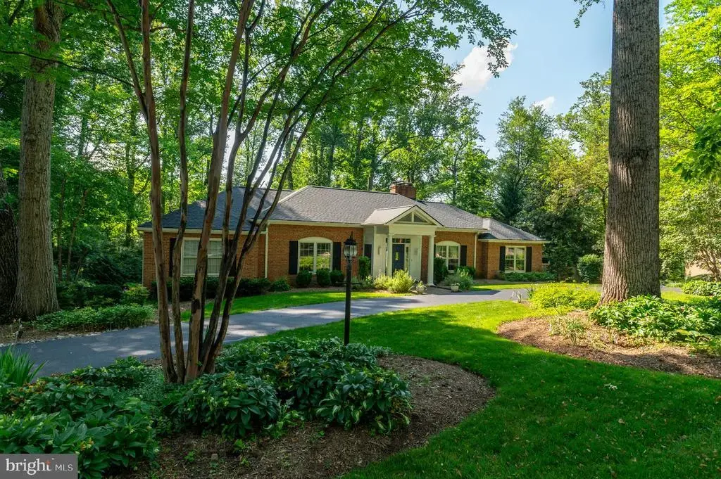 1104 Flor Ln, MCLEAN