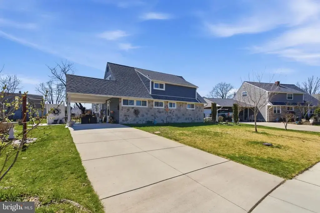 8 Inlet Rd, LEVITTOWN
